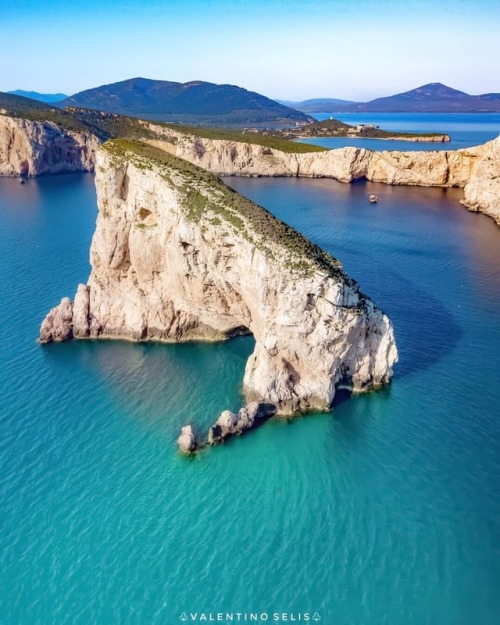 lanuovasardegna:L’isola Foradada, Capo Caccia, Alghero. Questa foto è di Valentino Selis @valentinos