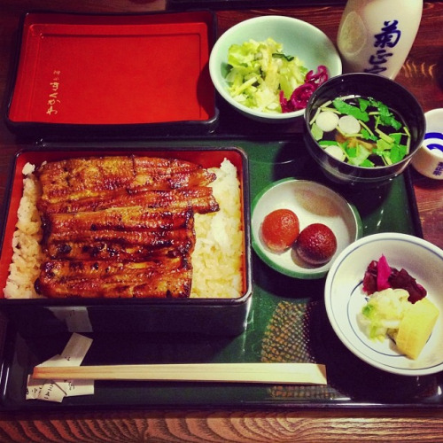 うな重 ロ 温燗 キャベジン 神田界隈の食事処は日祝定休日のところが多い中、きくかわは日曜日やっているのでタイミング的に行きやすい もちろん味も焼きも好みで好きです #tokyo #kanda #un