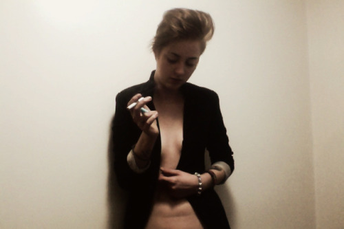 aphroditescock:  Embrace the androgyny 