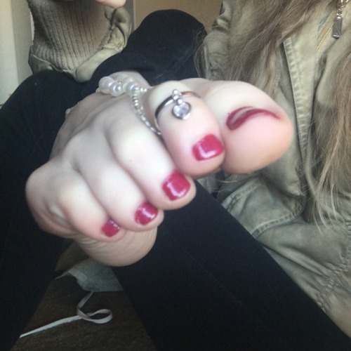 babyfeet5: I love pretty toe rings ☺️