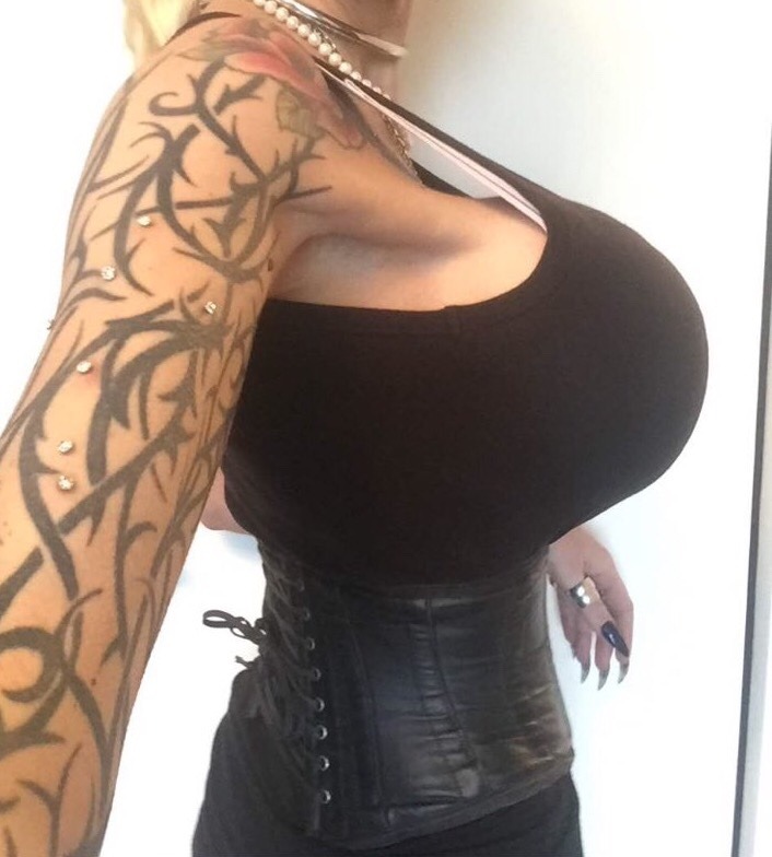 ultrabimbolover:The real pierced, tattoed fuck doll with huge boobs: fnchen.tumblr.com