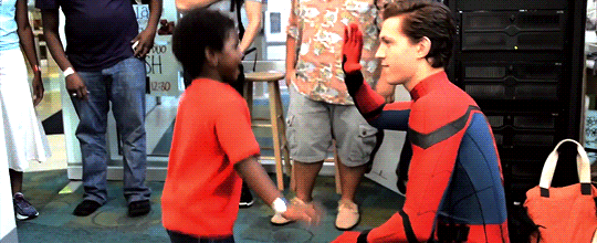 peteryouadorablefuck:  spideycentral:   (゜∀゜)!!!    can’t tell if this is