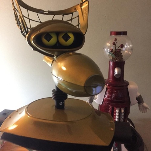 “Can you believe Servo? He still has Christmas decorations in his head!!! I mean, COME ON!!!&a