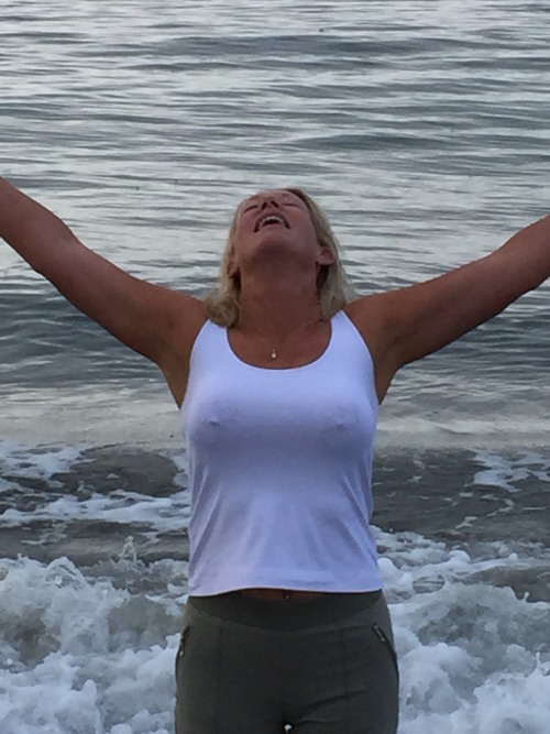 oldbutnotdead67:  Dee flashing in the ocean. porn pictures