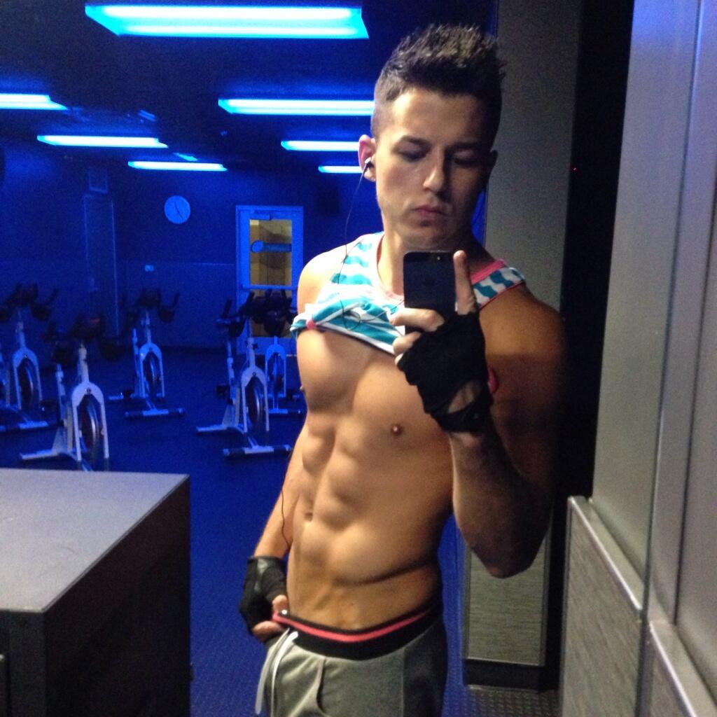 vinemales:  Murray Swanby taking a #saturdayMorning #selfie #hotguysonvine #shirtlesssaturday