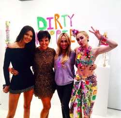 jenner-news:  Miley: “#dirtyhippie zzzz