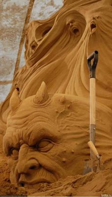 sixpenceee:  Dante’s Inferno sand sculptures