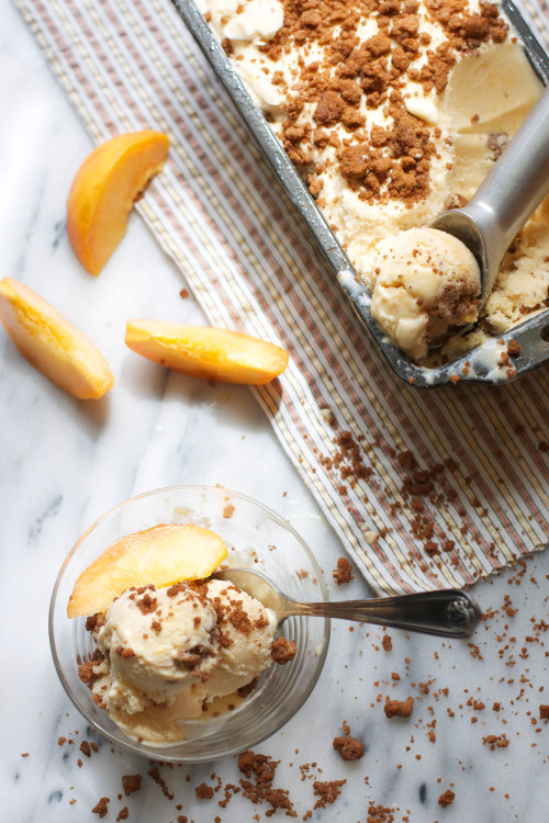 do-not-touch-my-food:Peach Crumble Ice CreamOh my gawd. Want.