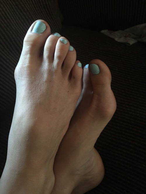 opentolife37: Sunrise with these sexy perfect feet, I’m a spoiled man waking up to my perfect feet a