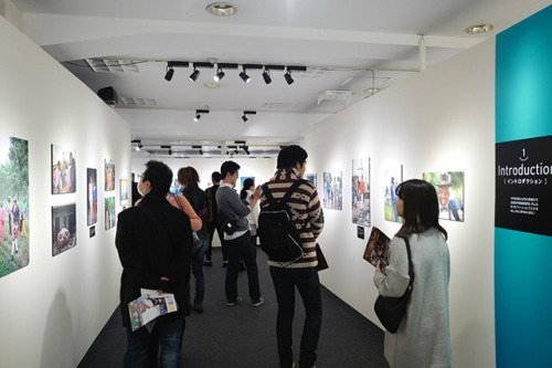 コンゴのファッショニスタ集団「サプール」の写真展、東京・名古屋・心斎橋・札幌で開催 - 来日も予定