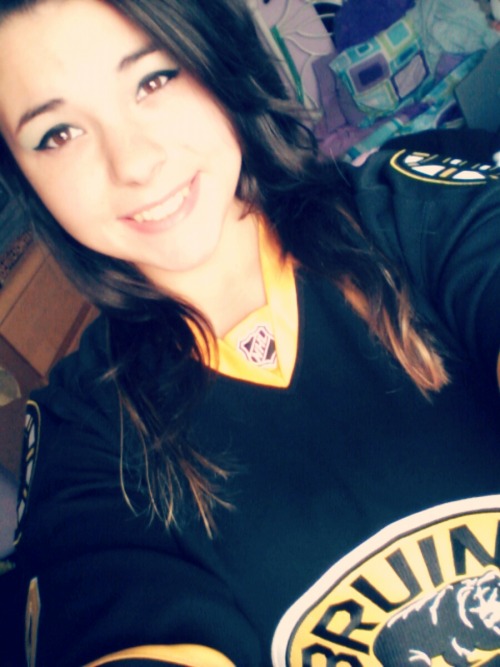 bosstonbruins: literally in love with my jersey..