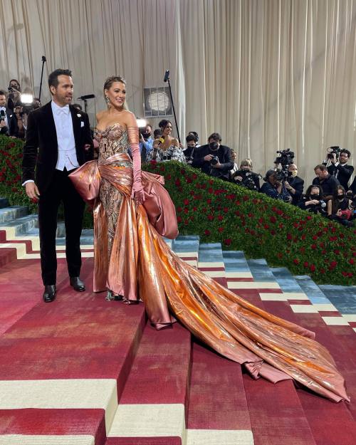 slfmag: Blake Lively wore an Atelier Versace design inspired by New York City’s Liberty of Freedom S