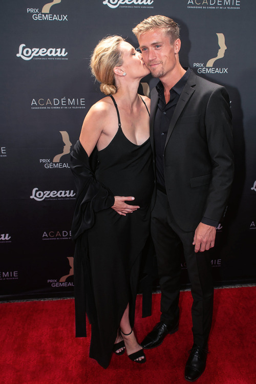 Evelyne Brochu and Nick Schirmer on the red carpet at the 33th Prix Gémeaux, 2018