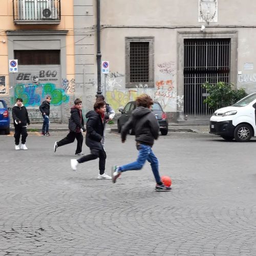 Stereotipi #Napoli #Naples #childhood #soccer #streetlife #streetphotography #children #italiapm #le