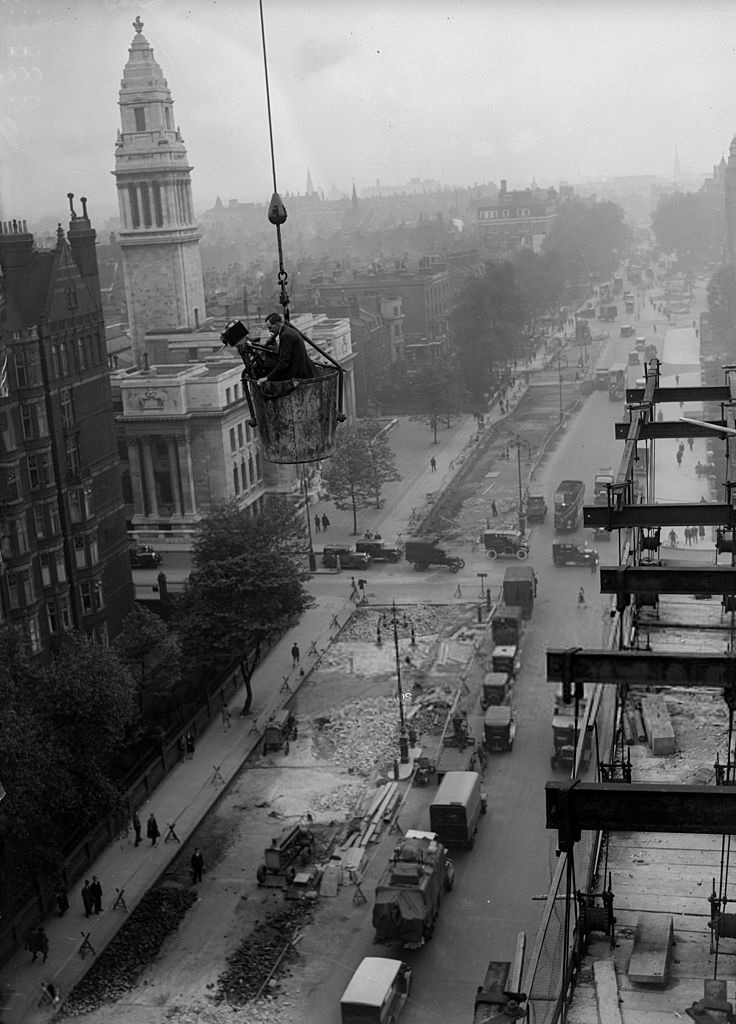 undr:
“Fox Photos. A cameraman over Baker Street. London. 1930
”