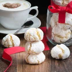 foodffs:  Delicious soft centred Amaretti