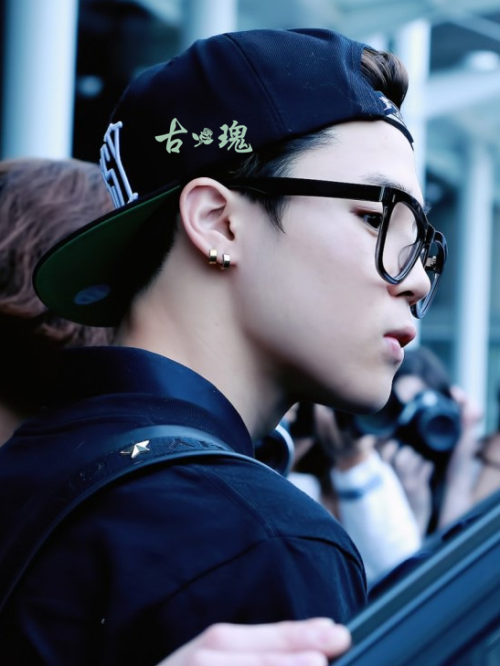 aceyng:Things to love about Jimin: triple kill (snapback, glasses and forehead)