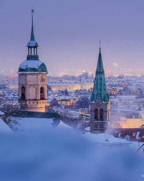 Innsbruck in Tirol © @_emanuele_vidal_ #weloveaustria #winter #city #mountains #stadt #wanderlu