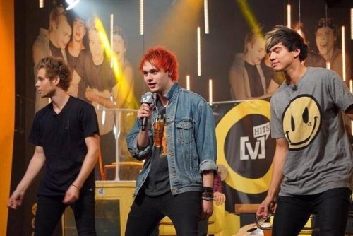 socialcasualtyxoxo:  @Ashton5sos: I leave for one day… One day..