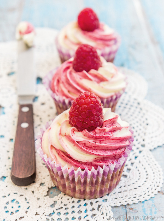 gastrogirl:  raspberry swirl cupcakes. 