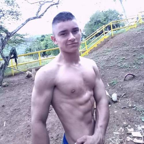 chicosmuycalientes:  Aporte, que delcia de papito y que rica verga. Militar  colombiano, heterosexual! Con novia, 25 años. Hermoso cuerpo y tremenda verga que se cargaManda tus aportaciones a pajaroparao11@hotmail.com o mensaje directo