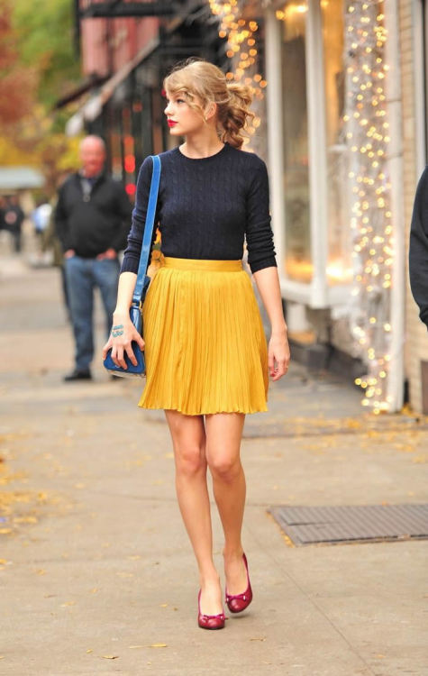 pleatedminiskirts: sexytaylorswiftlegs: Taylor Swift Lovely yellow skirt.
