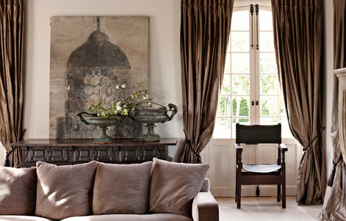 {Friday Feature: Anne Derasse from Brussels. Mostly traditional, with surprises of modernity.}H&