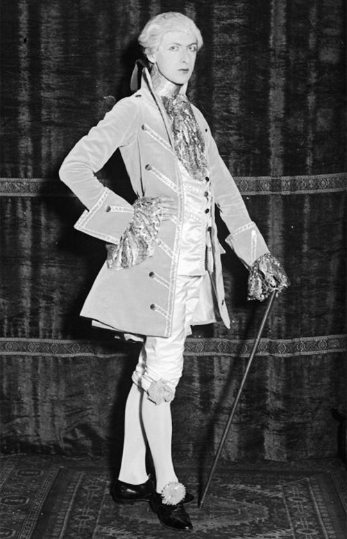 mizenscen-blog:  Cecil Beaton as Gainsborough for the Pageant of Hyde Park, June