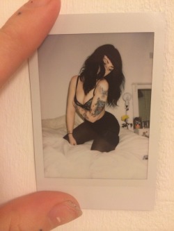 elliemargaretb:  Polaroid nudes are so much