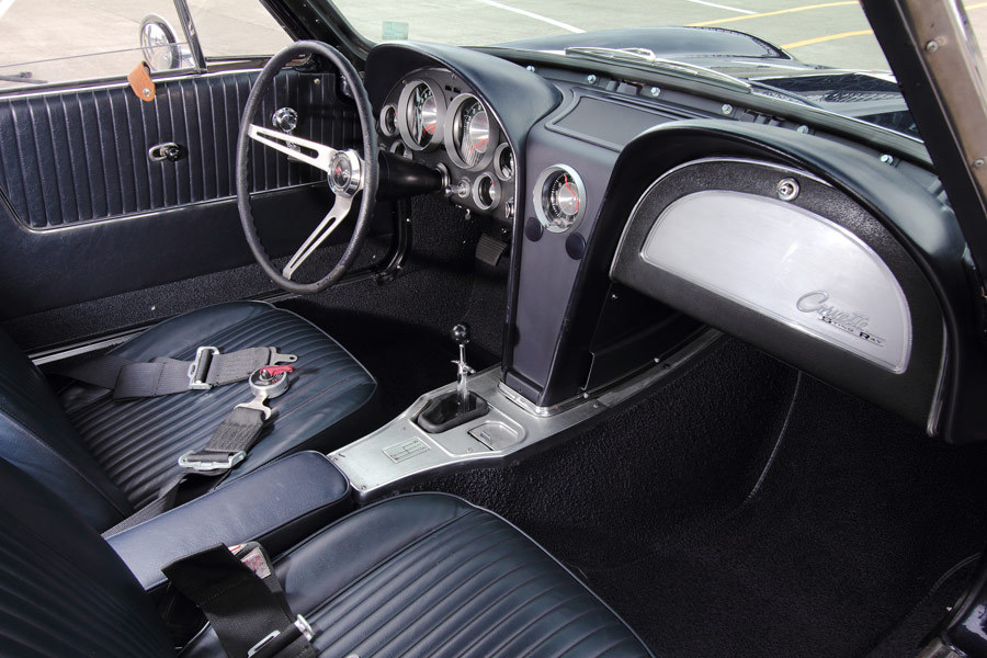 glamoramamama75:  itsbrucemclaren:    1963 Corvette Stingray ‘split-window’.