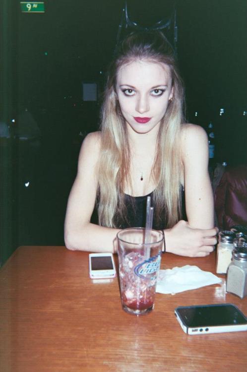 blissful-narcotics:  insanery:  ✖grunge and pale✞    ♡ pale princess ☹