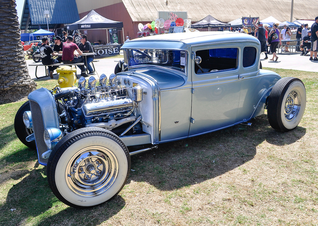 hotrodzandpinups: rollinmetalart: This low down, Caddy powered Model A with the dark