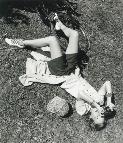 vintagechampagnefever:   Photographer Louise Dalh-Wolfe on the other side of the camera (1948) 
