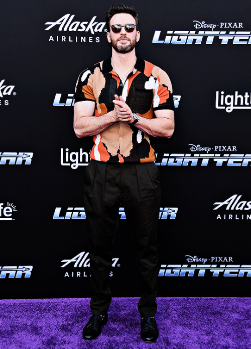 r-pattinson:✧ CHRIS EVANSattends Disney And Pixar’s “Lightyear” premiere (June 08, 2022)