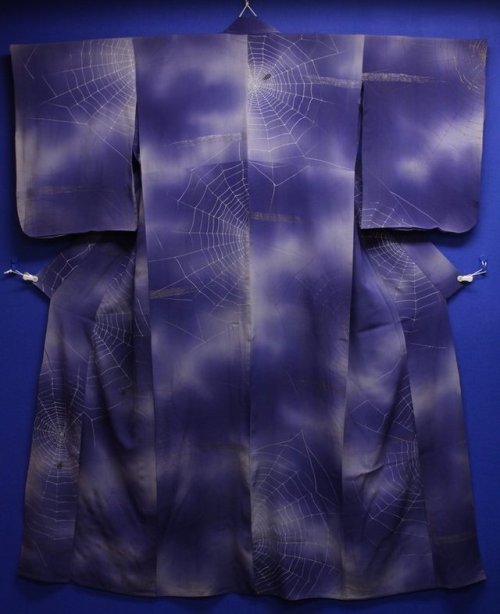 tanuki-kimono: Spider on its web hazy looking vintage kimono (seen on). Perfect for summer cloudy da