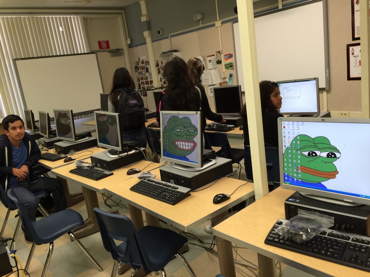 supermunchor:  kakerukurosawa:  i changed the desktops to the computers in the computer