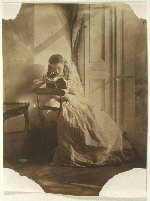 jasmineandviolet: Victorian woman reading.