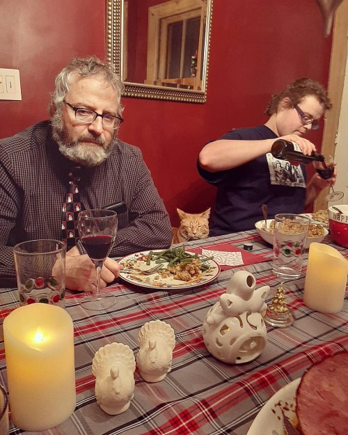 officialqueer:krawdad:officialqueer:officialqueer:This photo of my brother’s cat trying to jump on the dinner table at Christmas feels like a Normal Rockwell painting.He just wants to be included!!(He’s got an Insta btw).This is so funny,