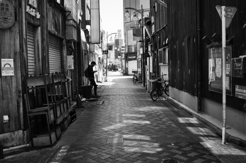 「池袋 - 35mm f5.6」昨日の荒天とは打って変わって今日は初夏の陽気マンボウも出たので比較的近場の池袋に散歩他の国に比べれば被害は少ないほどほどに、ほどほどの良識と節度を保ってほどほどに我慢し