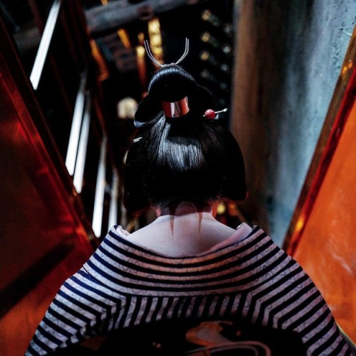 geisha-kai: Geiko Toshikana at  L'Escamoteur bar (SOURCE) New blog is up! Visit HERE 