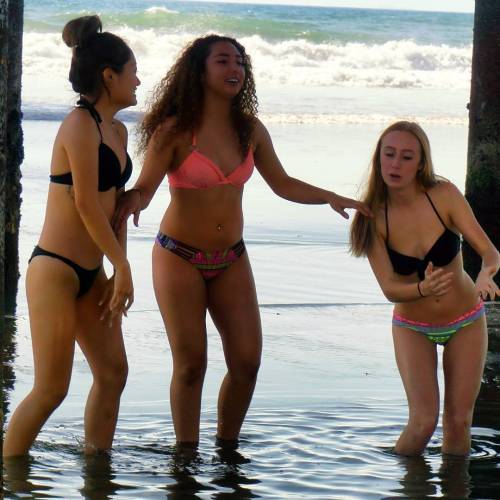 #huntingtonbeach #huntingtonbeachpier #underthepier #bikinigirls #girlfriends #beachgirls #cutegirls