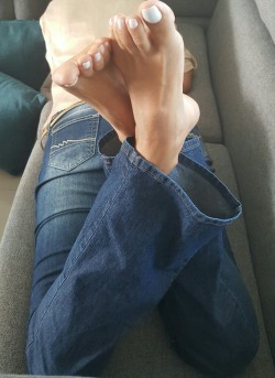 vegin2000:  More of her beautiful white Polish feet