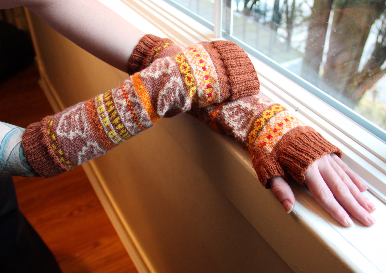 whatthefuckshouldiknit:  Poop-inspired arm warmers…  No, that’s not a typo.