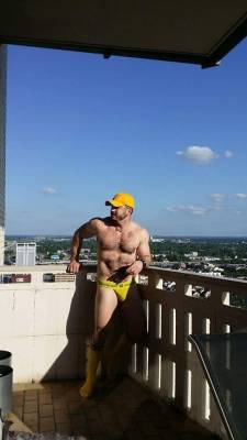 daddyb-bear:  Love being naked 250 feet up