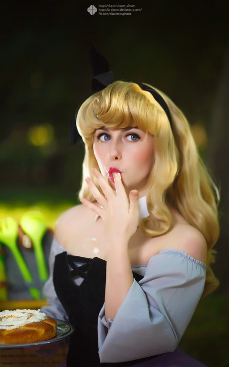 Pin Up Aurora!I really love this photo.Princess Aurora - @taobertenPhotograph - @poisongrimiWigmaker