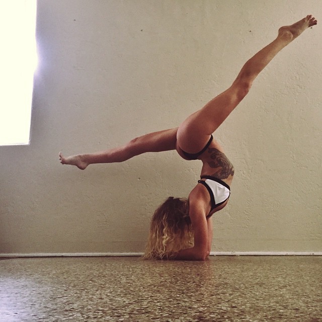 roxyogi:  Let go of everything that holds you back ✌️|| 📷 @shawnraeyoga  What