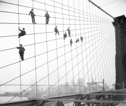 ranciavida:  Pintores en el entramado de cables del puente de Brooklyn.7 de octubre de 1914. 