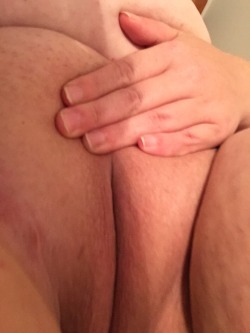 sexyimmy28:  Such a smooth wet pussy… 