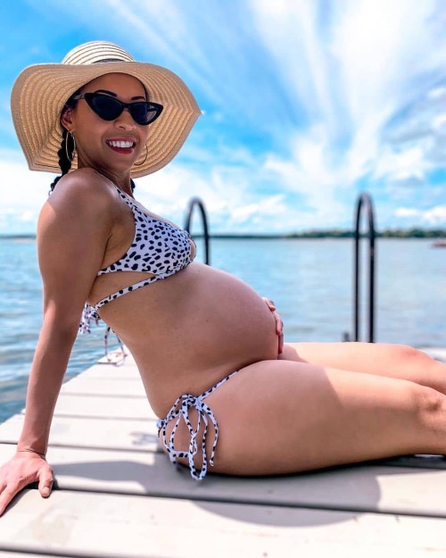 #Repost @ashleyidalia. Sexy preggo belly . . #33weekspregnant#mommyblogger #mommytobe #mama #pregnan