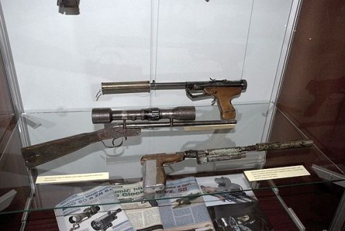 diyselfdefense: An exhibit of confiscated homemade firearms at a police museum in Prague